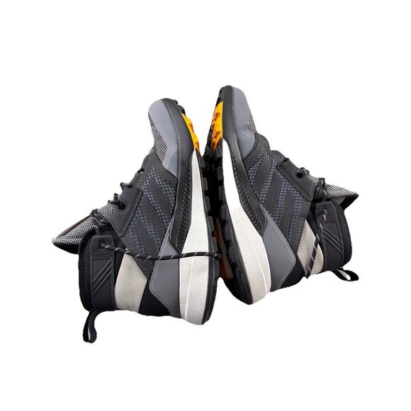 Athletic_Shoes